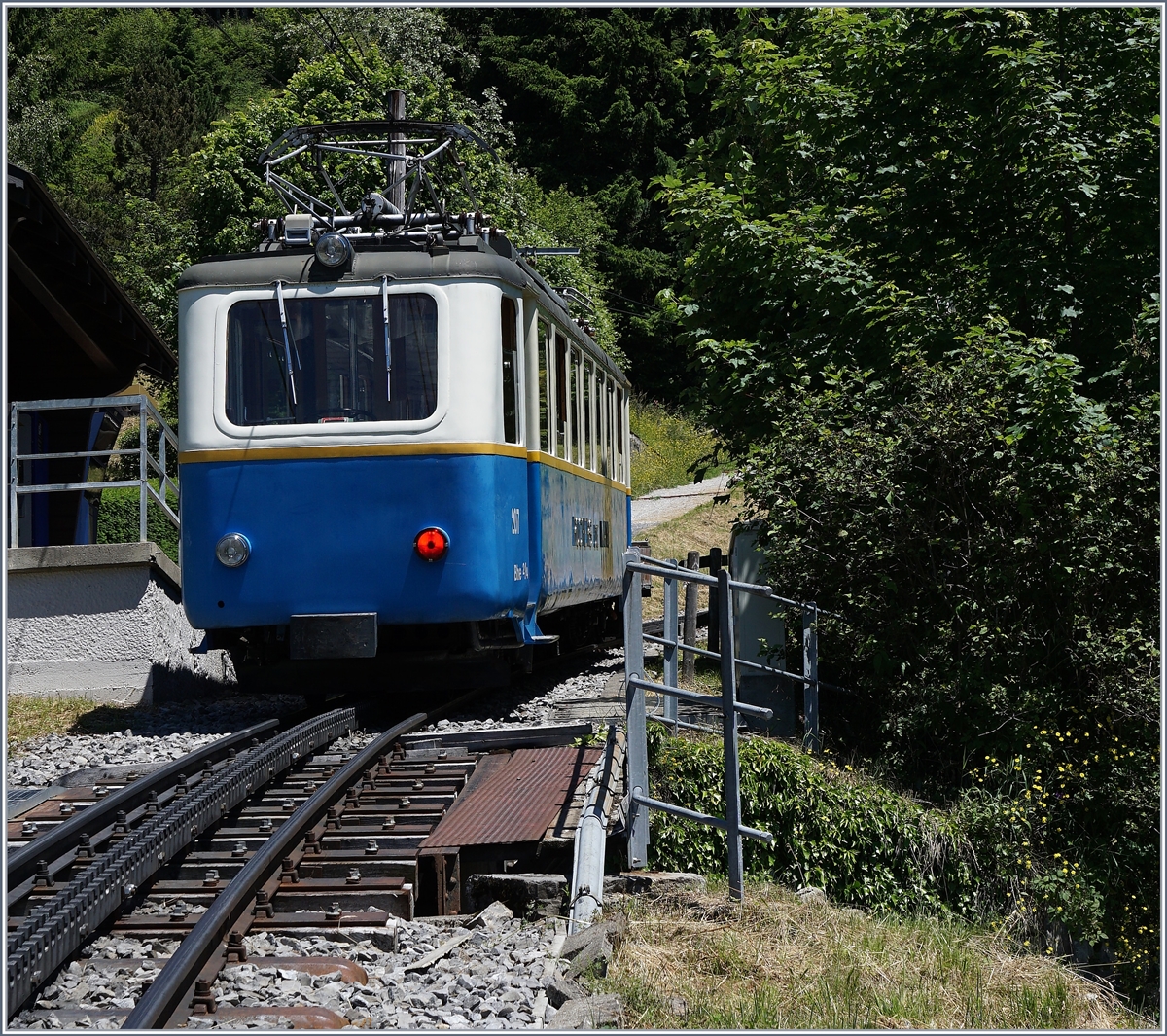 Der Bhe 2/4 207 bei Halt in Haut de Caux  Vers che Claudse . 
3. Juli 2016