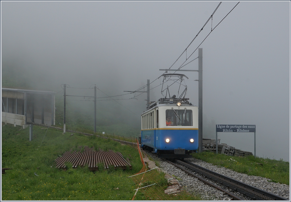 Der Bhe 2/4 fährt auf der Wasserscheide zwischen Rhone und Rhein bei Jaman Richtung Montreux. 
3. Juli 2016