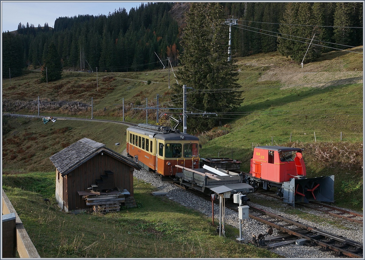 Der BLM Be 4/4 21 verlässt den Bahnhof Winteregg, auf einem Abstellgleis wartet X 25 auf den nicht mehr fernen  Winter.
16. Okt. 2018


