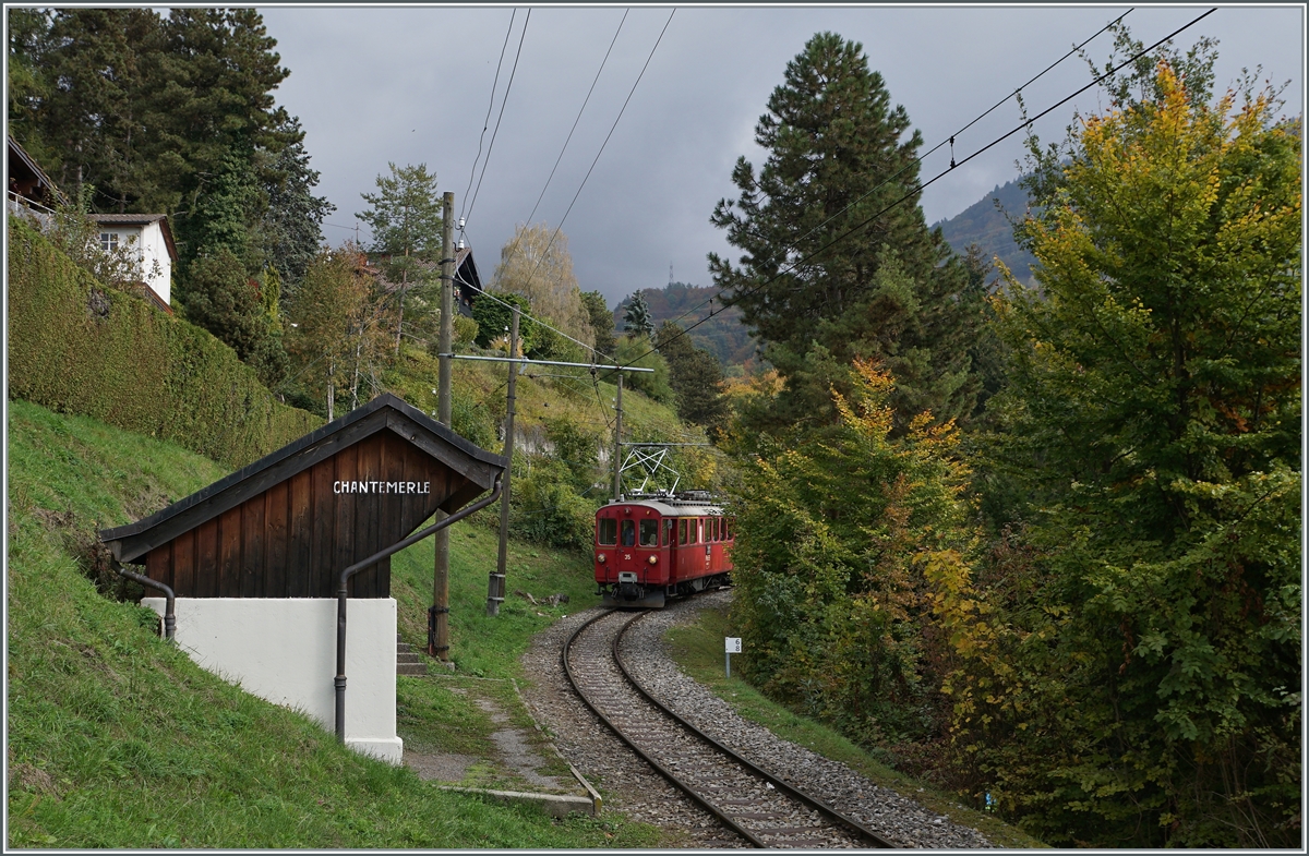 Der Blonay-Chamby Bernina Bahn ABe 4/4 I N° 35 erreicht auf seiner Fahrt nach Blonay die Haltestelle Chantemerle.

18. Okt. 2020