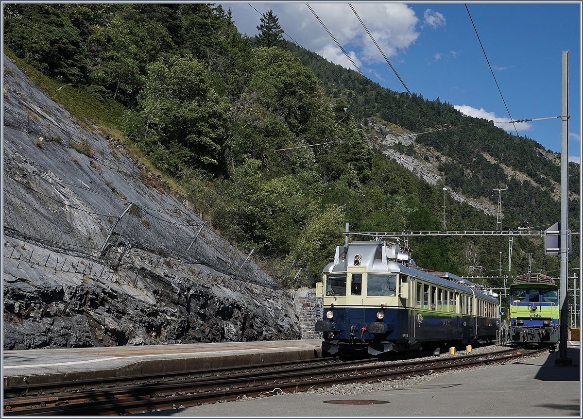 Der BLS BCFe 4/6 736  Blauer Pfeil  bei seinen kurzen Halt in Hohtenn.
14. August 2016