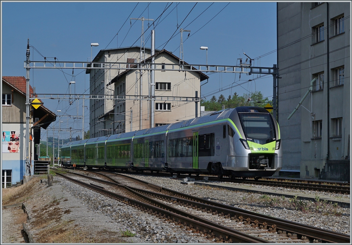 Der BLS RABe 528 113 mit dem spiegelverkehrten Namen  AKIM  (statt MIKA) ist in Lützelflüh-Goldbach auf dem Weg nach Langnau. 

14. Mai 2022