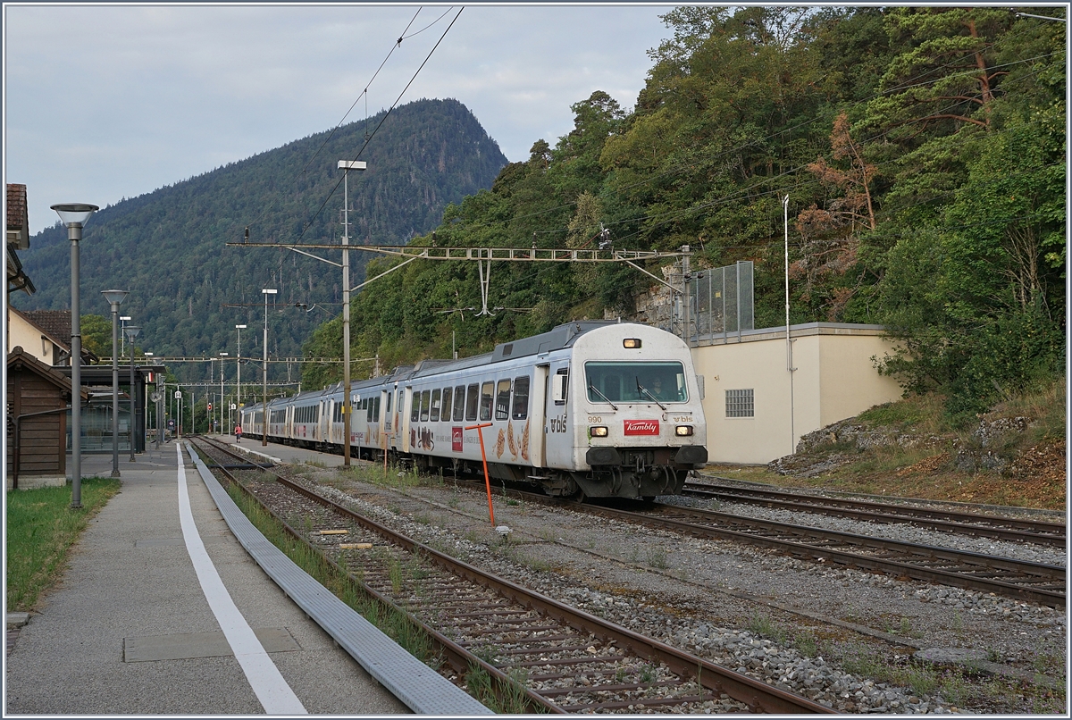 Der BLS RE 3913 von La Chaux-de-Fonds nach Bern wechselt in Chambrelien die Fahrtrichtung und wird nun mit dem  Kambly  EW III Steurwagen N° 990 an der Spitze Richtung Neuchâtel fahren. 

12. August 2020
