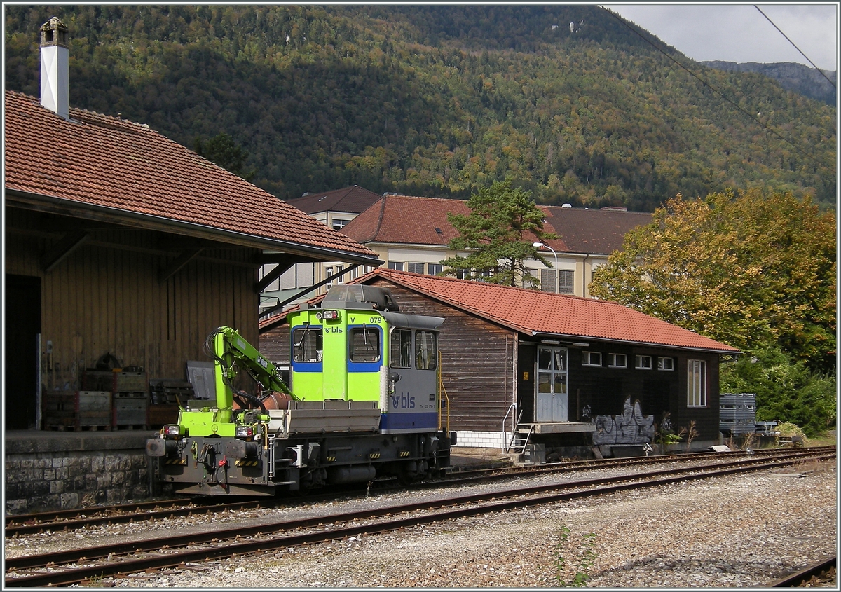 Der BLS Tm235 079-1 in Grenchen Nord. Da nach dem Deutsch/Franz�sichen Krieg (1871) Frankreich den direkten Zugang �ber Basel verlor, baute die BLS die Moutier - Lengnau Bahn (MLB), welche via Delle und L�tschberg Frankreich wieder einen Zugang zur Alpens�dseite brachte. Der erste Weltkrieg verschob erneut die Grenzen und so erlangte die MLB kaum je ihre ihr zugedachte Bedeutung, so dass sie von Beginn an (und bis heute) dem Schweizerisch Binnenverkehr Biel - Basel diente, welcher mit SBB Fahrzeugen abgewickelt wurde.
12. Oktober 2013
