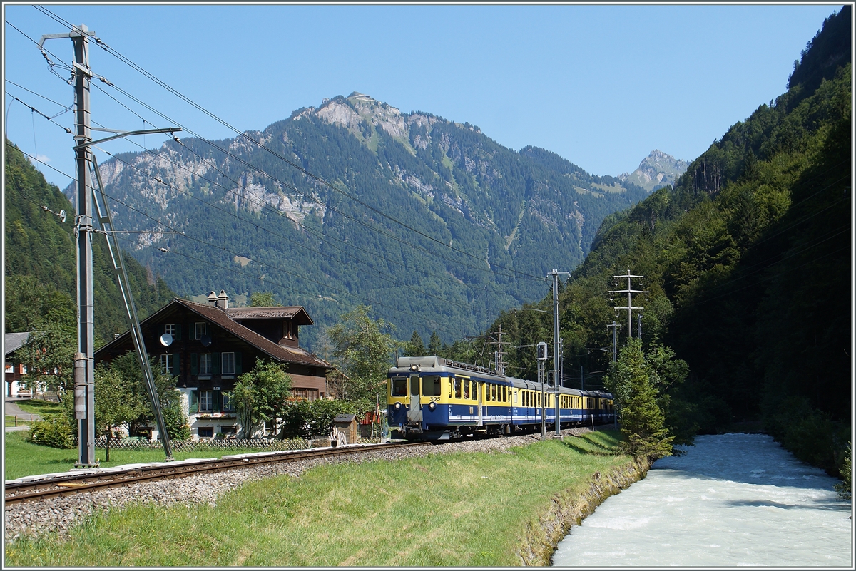 Der BOB ABeh 4/4 305 erreicht mit dem Regionalzug 157 Interlaken Ost - Lauterbrunnne  Sandweid.
7. August 2015