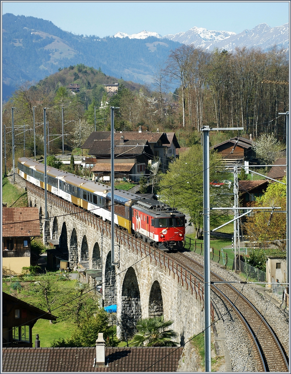 Der Brünigbahn-Gepäcktriebwagen De 110 003-1 bei Ringenberg auf dem Weg Richtung Meiringen.
Als die Zentralbahn nach der Eröffnung des Engelbergtunnels auf der Strecke nach Engelberg einen erhöhten Bedarf an kräftigen HGe 4/4 Loks hatte, wurden die fast siebzig jährigen, zwischenzeitlich Zahnlosen Dhe 4/6 Triebwagen als De 4/4 im  Talverkehr  Meringen - Interlaken - Meiringen zur Traktion der IR Züge eingesetzt. Erst mit dem Einsatz der  Adler -Triebzüge konnten die De 110 ihren Dienst quittieren.
9. April 2011