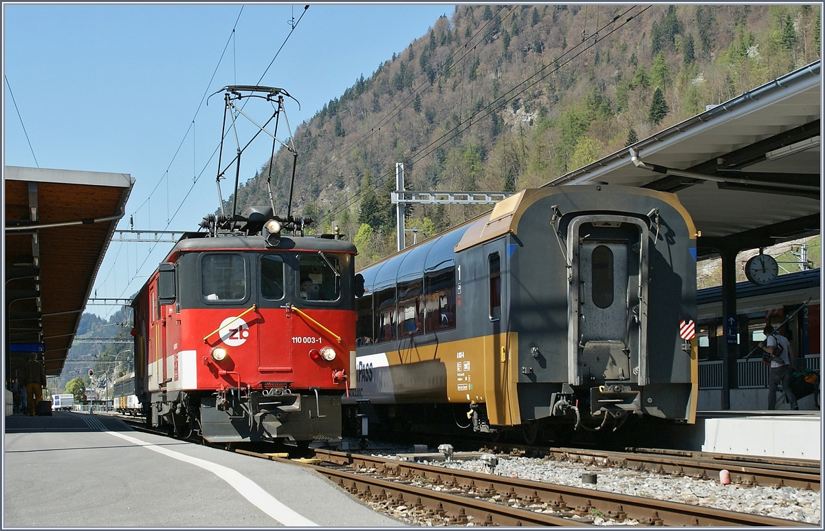 Der Brünigbahn-Gepäcktriebwagen De 110 003-1 in Interlaken Ost. Als die Zentralbahn nach der Eröffnung des Engelbergtunnels auf der Strecke nach Engelberg einen erhöhten Bedarf an kräftigen HGe 4/4 Loks hatte, wurden die fast siebzig jährigen, zwischenzeitlich Zahnlosen Dhe 4/6 Triebwagen als De 4/4 im  Talverkehr  Meringen - Interlaken - Meiringen zur Traktion der IR Züge eingesetzt. Erst mit dem Einsatz der  Adler -Triebzüge konnten die De 110 ihren Dienst quittieren.
9. April 2011