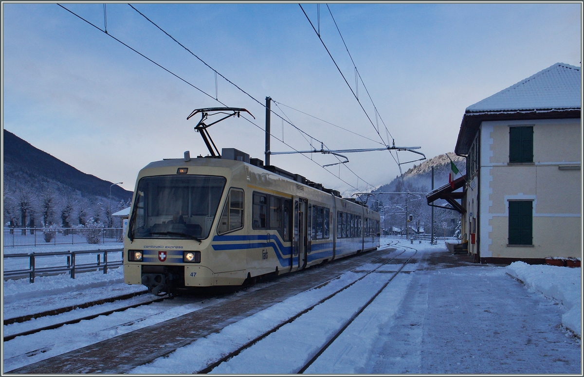 Der Centovalli Expess D 43 CEX beim kurzen Halt in Druogno. 
8. Jan. 2016