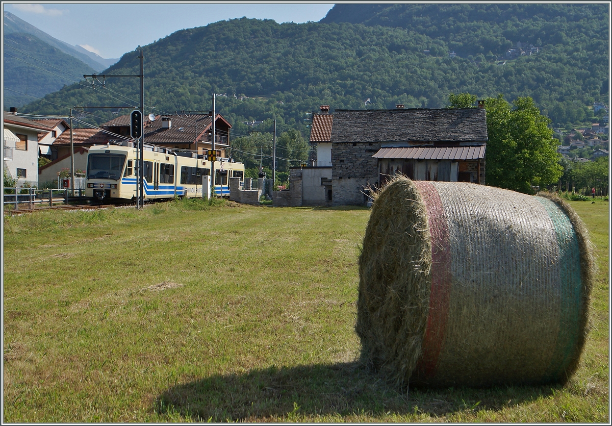 Der Centovalli Express von Domodossola nach Locarno erreicht Masera. 
10. Juni 2014
