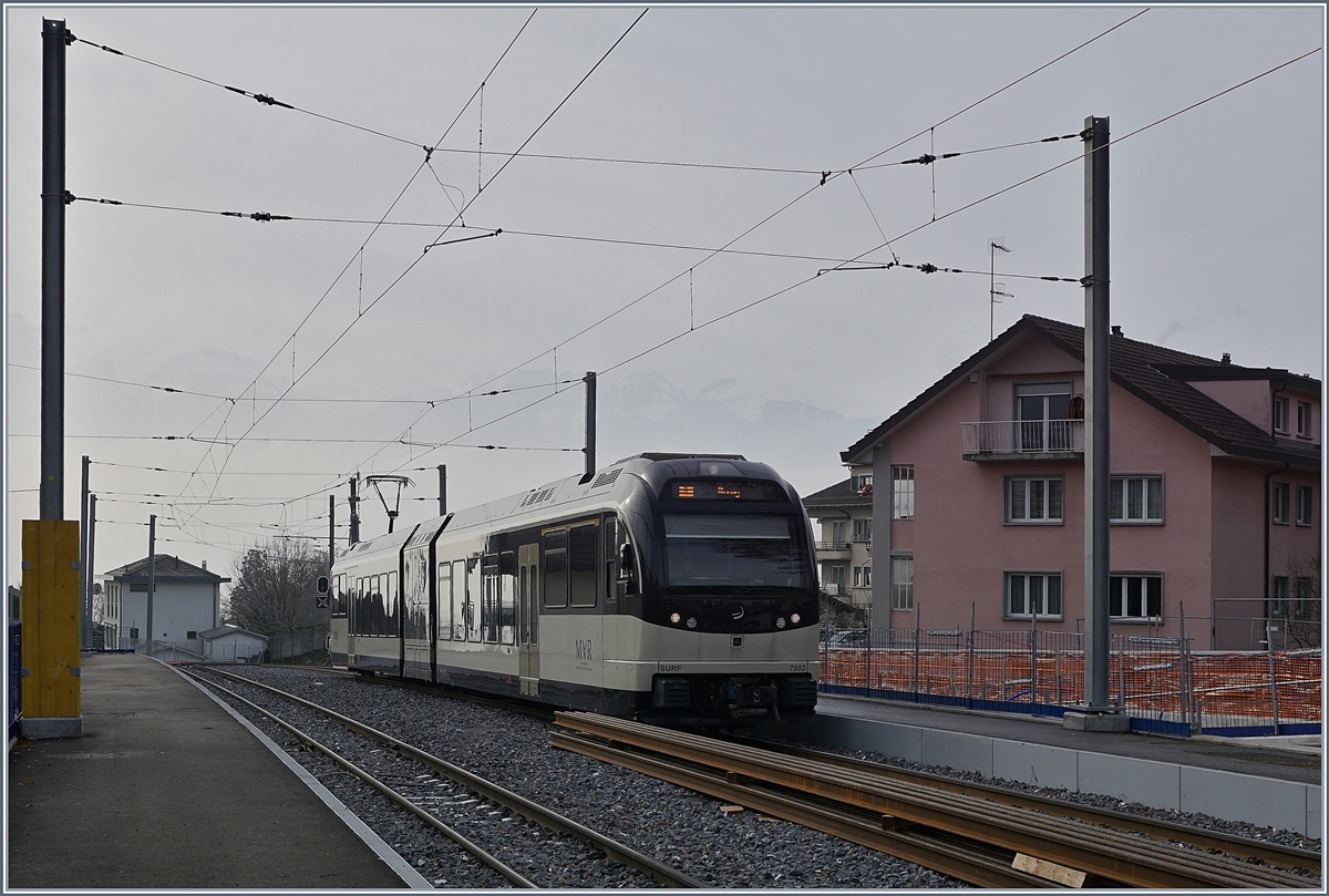 Der CEV MVR SURF GTW ABeh 2/6 7503  Blonay-Chamby erreicht den vollständig neu gestalteten Bahnhof St-Légier Gare.
28. Dez. 2018