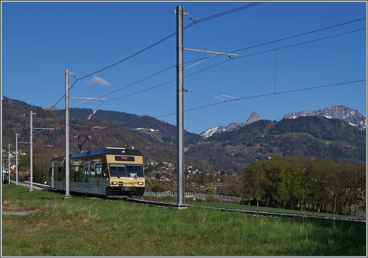 Der CEV/MVR GTW Be 2/6 7002  BLONAY  erreicht Ch�teau d'Hauteville.
Rechts im Bild sind der Dent de Jaman und die Rochers de Nayes zu sehen.
9. April 2014