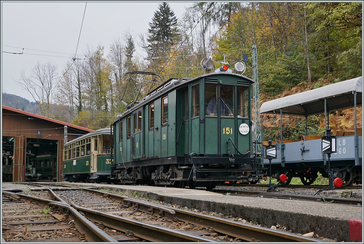 Der CGTE Strassenbahn Gepäcktriebwagen  Fe 4/4 151 mit Beiwagen steht in Chamby zur Abfahrt bereit. Der von der B-C als Leihgabe an die Association Genevoise du Musée des Tramways abgegebene Fe 4/4 151 (Baujahr 1911) weilt für ein paar Wochen zu Besuch an der Riviera Vaudoise. 

30. Oktober 2021

