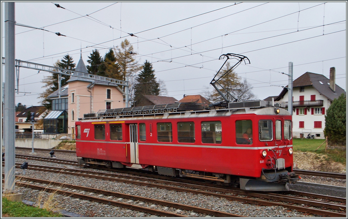 Der CJ  Arosabahntriebwagen  Bef 4/4 in Le Noirmont.
17.Nov. 2014