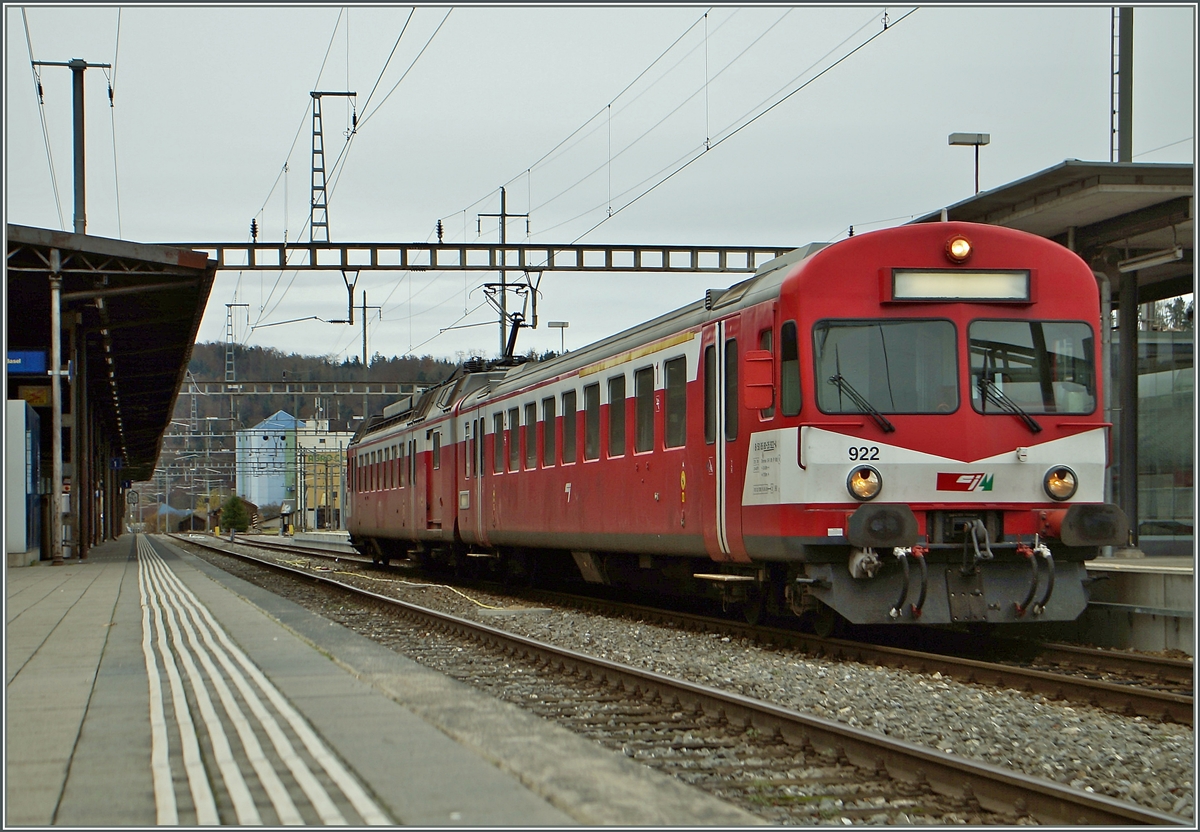 Der CJ Bt 922 und der RBDe 566 222 warten in Porrentruy auf die Abfahrt nach Bonfol. 

17. Nov. 2014