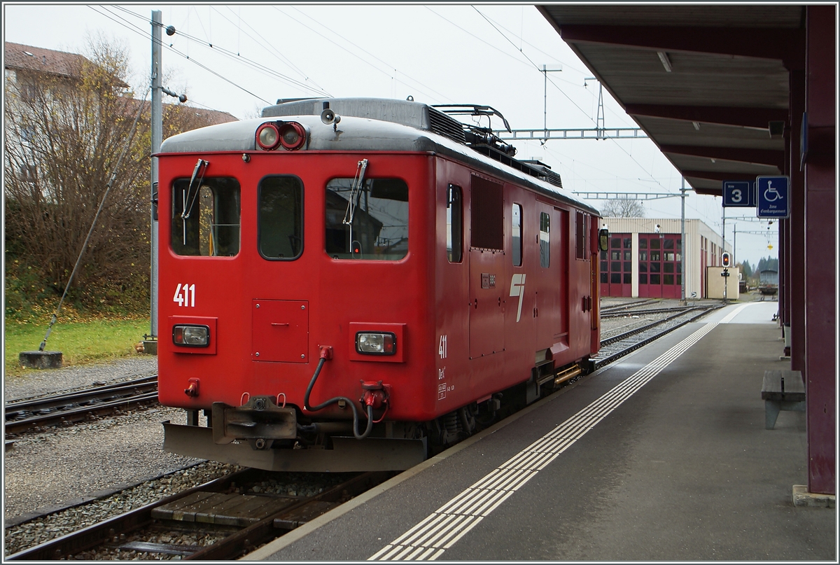 Der CJ Gep�cktriebwagen De 4/4 411 in Saignel�gier.  
17.11.2014