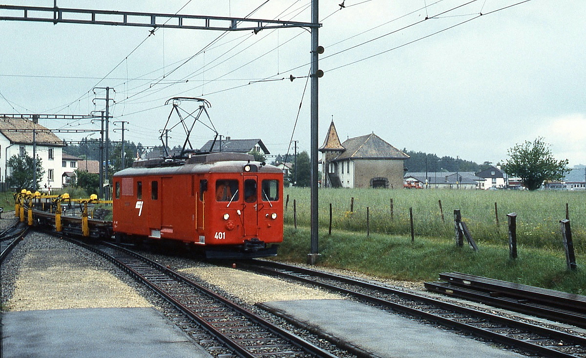 Der De 4/4 401 trifft mit einem Bauzug im Sommer 1997 in Le Noirmont ein