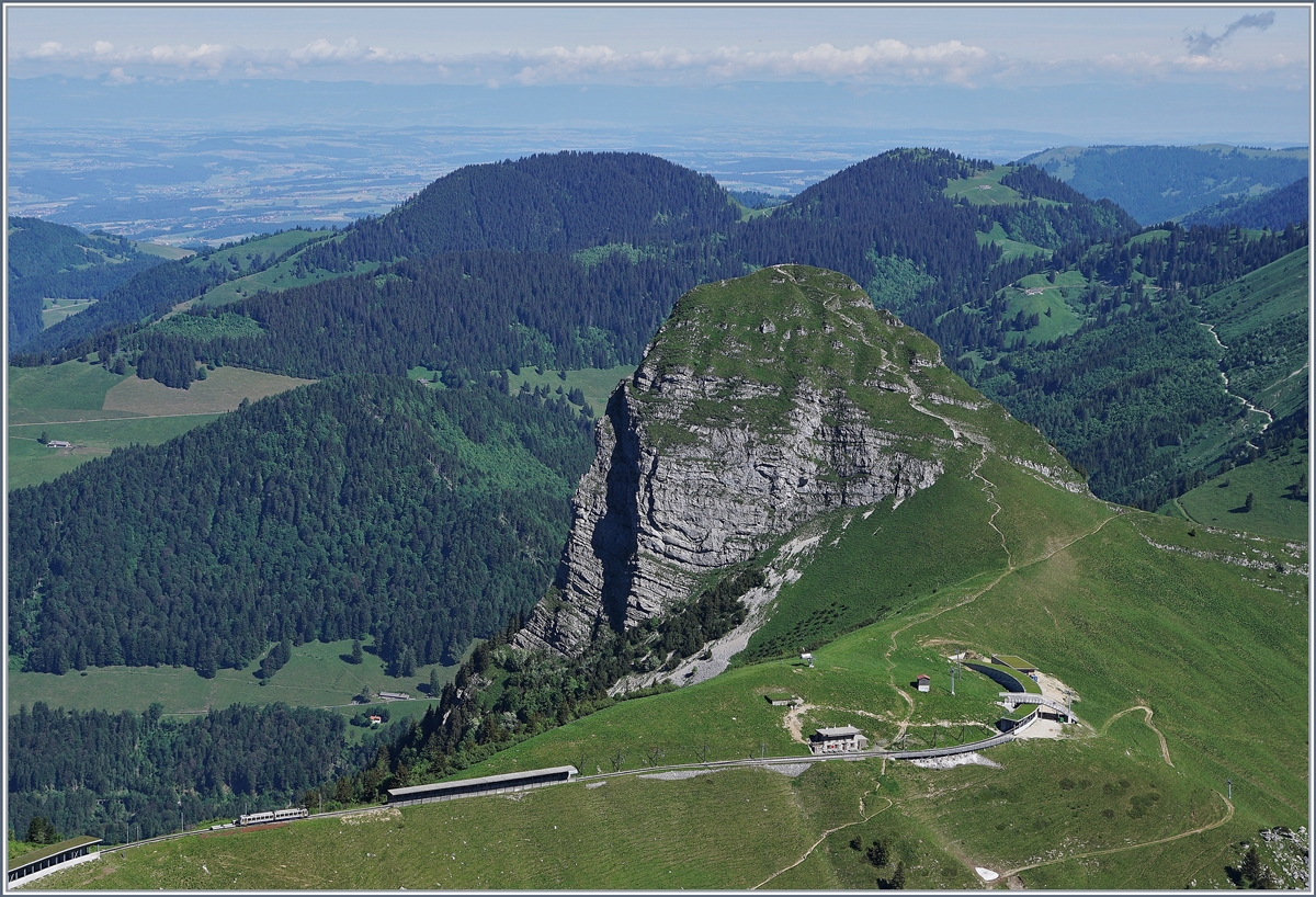Der Dent de Jaman, die Station Jaman und der Col de Jaman. 
Dieses Bild wurde vom Rochers de Naye aus aufgenommen.
28. Juni 2016 