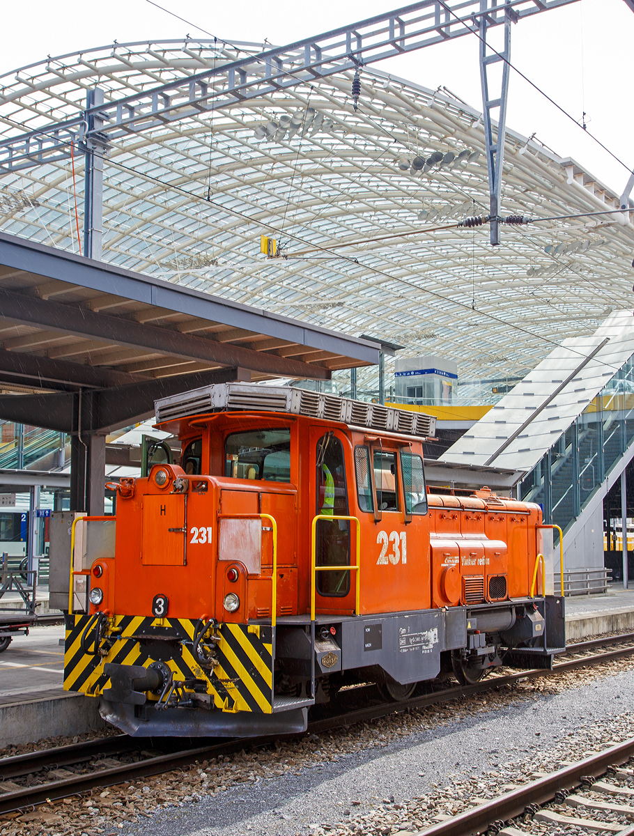 
Der deutsche allwetter Fotograf ist in der Schweiz unterwegs...
Die RhB Gm 3/3 - 231 am 12.09.2017 (nun bei Regen) beim Manöver im Bahnhof Chur.

Die Gm 3/3 ist eine dreiachsige dieselelektrische Rangierlokomotive der Rhätischen Bahn (RhB). Für die RhB wurden drei Maschinen von der französischen Firma Moyse gebaut und zwischen 1975 und 1976, mit den Betriebsnummern 231 bis 233, in Betrieb genommen. 

Gemäß der ursprünglichen Idee sollte der Hersteller, die französische Firma Moyse, die meisten Baugruppen aus der Serienproduktion eines französischen Loktyps übernehmen. Die vielen Sonderwünsche der RhB (MTU-Dieselmotor, Vakuumbremse, Vielfachsteuerung, Führerstandseinrichtung nach RhB-Norm) erzwangen jedoch umfangreiche Änderungen und verzögerten die Lieferung der Anfang 1974 bestellten Fahrzeuge erheblich.

Die Stundenleistung der maximal 55 km/h schnellen, 34 t schweren Lokomotiven beträgt 220 kW. Mittels eines dem Gleichstrom-Fahrmotor nachgeschalteten Getriebe kann zwischen Rangier- und Streckengang gewechselt werden.

Die ursprünglich rotbraun, seit Anfang der 1990er Jahre verkehrsorange lackierten Gm 3/3 verrichten planmäßig den schweren Rangierdienst auf den Bahnhöfen Landquart, Chur und Untervaz. Dank ihrer hohen Anfahrzugkraft (im Rangiergang 153 kN) und der möglichen Doppeltraktion eignen sich die robusten Fahrzeuge auch für den schweren Bauzugdienst. Schneeräumfahrten, gemeinsam mit der kleinen Schneeschleuder Xrotm 9216 oder der grossen Xrotmt 9217, gehören ebenfalls zum Einsatzprogramm.

TECHNISCHE DATEN:
Spurweite:  1.000 mm
Achsformel: C
Länge über Puffer: 7.960 mm
Breite: 2.700 mm
Dienstgewicht: 34 t
Höchstgeschwindigkeit:  55 km/h
Dauerleistung:  386 kW (Dieselmotor) / 220 kW (am Rad)
Anfahrzugkraft:  153 kN (Rangiergang) / 61 kN (Streckengang)
Stundenzugkraft:  83.4 kN (Rangiergang) / 34.3 (Streckengang)
Treibraddurchmesser:  920 mm
Motor:  MTU 6-Zylinder-Dieselmotor 6V 33 1 TC10
Leistungsübertragung:  Diesel-Elektrisch