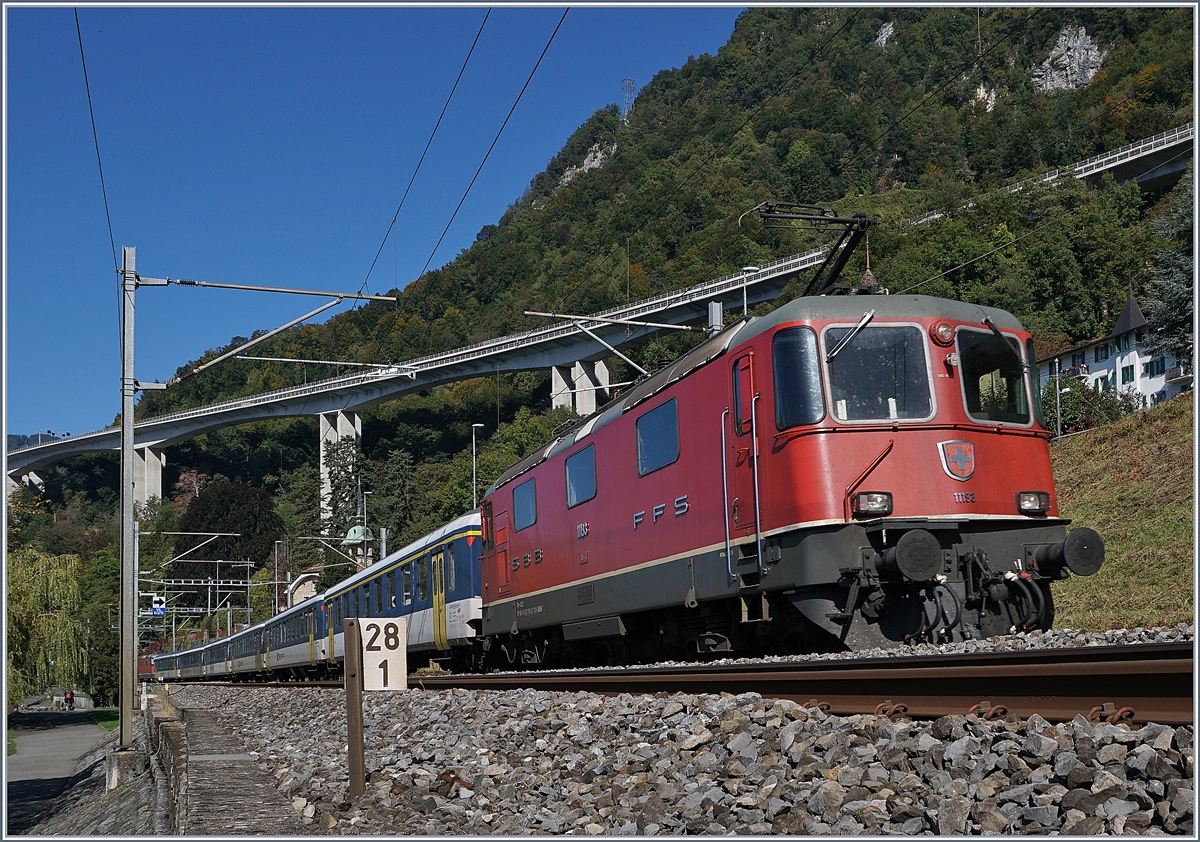 Der  Dispopendel  auf der Fahrt Richtung Wallis mit den Re 4/4 II 11193 (vorne) und Re 4/4 II 11157 (hinten) bei Kilometer 28.1 kurz vor Villeneuve.

11. Okt. 2019
