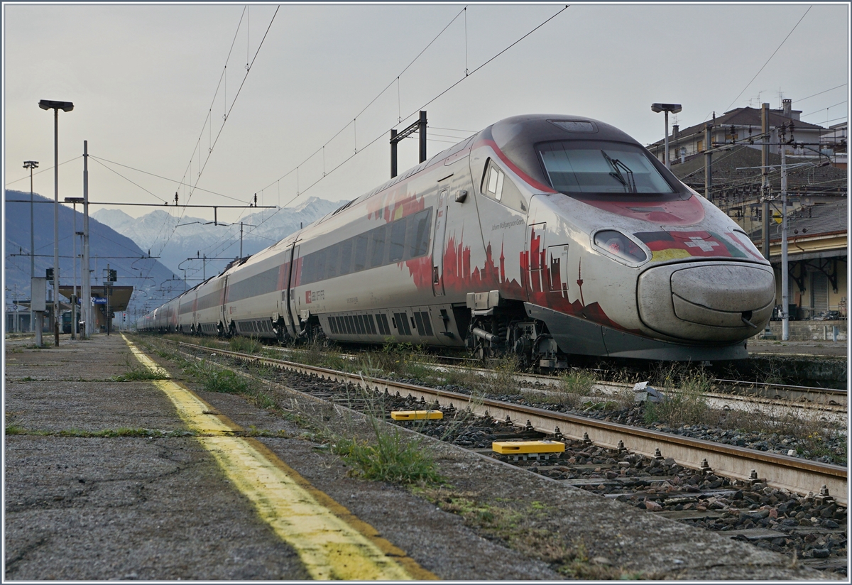 Der EC 51 verkehrt aus Frequenz- und Umlaufgründen mit zwei RABe 503; jedenfalls bis Domodossola, dann wird der hintere RABe 503 geschlossen und - so jedenfalls am 29.11 - abgebügelt nach Milano geschleppt! Auf der Rückfahrt ist dieser Zugsteil dann der EC 52 der bis Frankfurt am Main fährt.
29. Nov. 2018