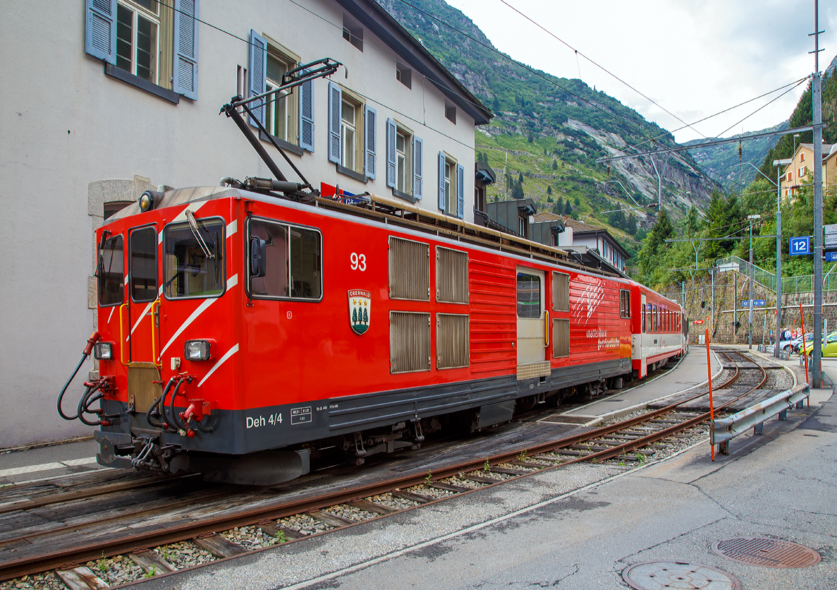 Der Elektrische Zahnradgepäcktriebwagen MGB Deh 4 /4 II - 93 „Oberwald“, ex FO Deh 4/4 II – 93, steht am 02.08.2019 mit ihrem Schöllenenbahn Regionalzug nach Andermatt, im Bahnhof Göschen zur Abfahrt bereit.

Der Gepäcktriebwagen wurde 1979 von SLM (mechanischer Teil, Lokomotivkasten) und BBC (elektrische Ausrüstung) gebaut.