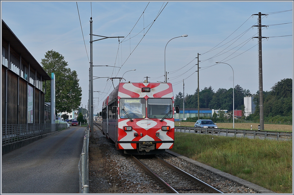 Der ex FW Be 4/4 N° 14 mit Bt (1)12 von St-Urben nach Langtahl kurz nach der Abfahrt von Langenthal Industie Nord. Die für einen defekten Be 4/8 eingesprungenen Reservezüge hatte etwas Mühe, den straffen Fahrplan einzuhalten, der später hinzugekommen Be 2/6 511 schien diesbezüglich weniger Probleme zu haben. 

10. Aug. 2020