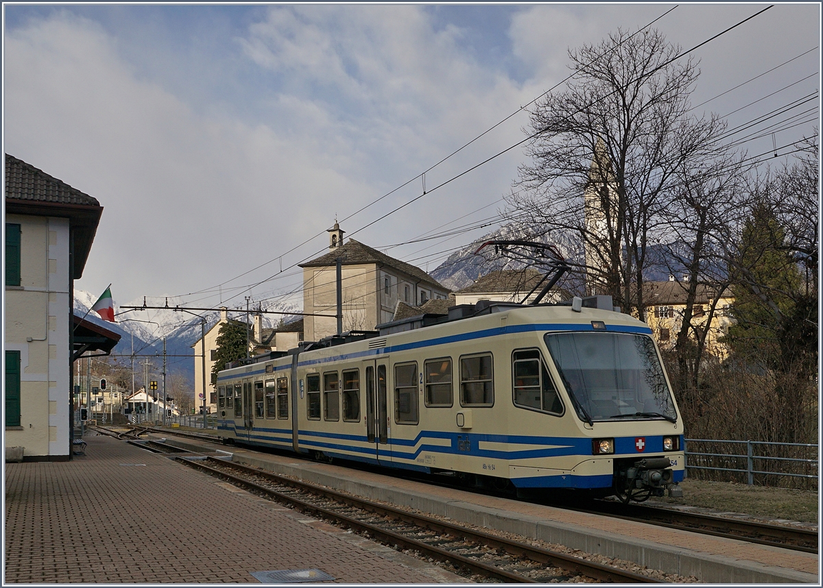 Der FART ABe 4/6 N° 54 ist als Schnellzug 41 von Domodossola nach Locarno untewegs und hält gerade in Trantano.
1. März 2017