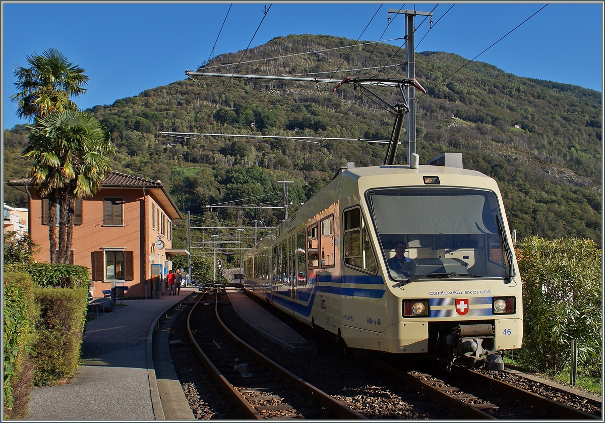 Der FART ABe 4/8 N° 46 verlässt als Centovalliexpress CEX 34 Intragna Richtung Domodossola. 
21. Sept. 2015