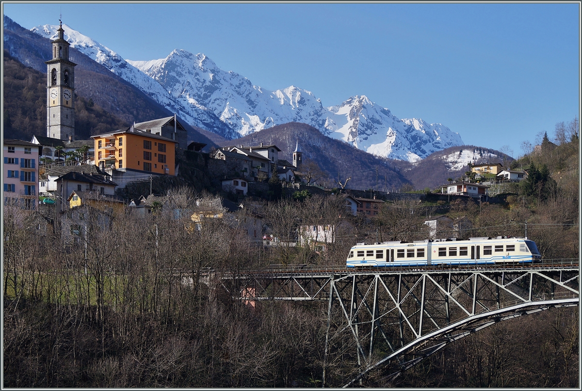 Der FART Regionalzug 307 von Camedo nach Locarno vor der Kullisse Intragnas auf der 132 Meter langen Isorno Brücke.
20. März 2014