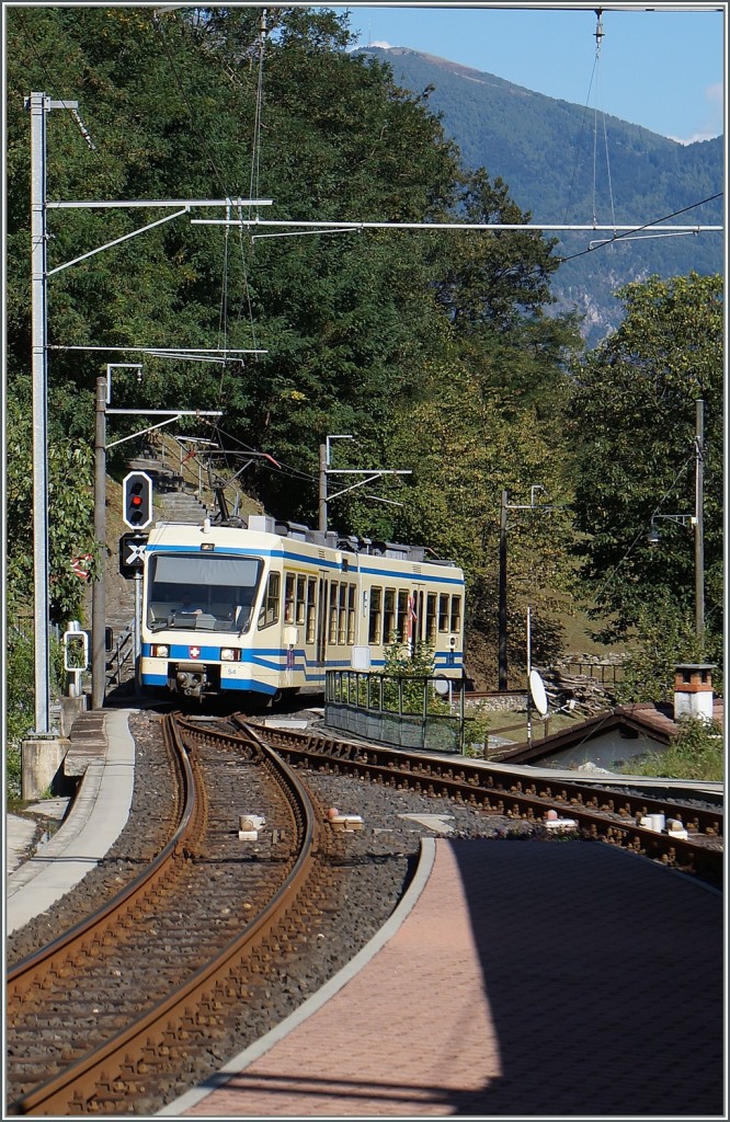 Der FART Regionalzug 320 von Locrano nach Camedo erreicht Corcapolo. 
21. Sept. 2015