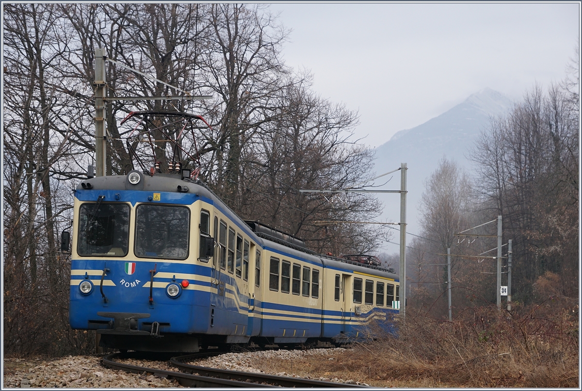 Der Ferrovia Vigezzina SSIF (Società subalpina di Imprese Ferroviarie) ABe 8/8 21 Roma ist als Schnellzug D 32 von Locarno nach Domodossola unterwegs und konnte hier kurz nach Trontano fotografiert werden.
31. Jan. 2017