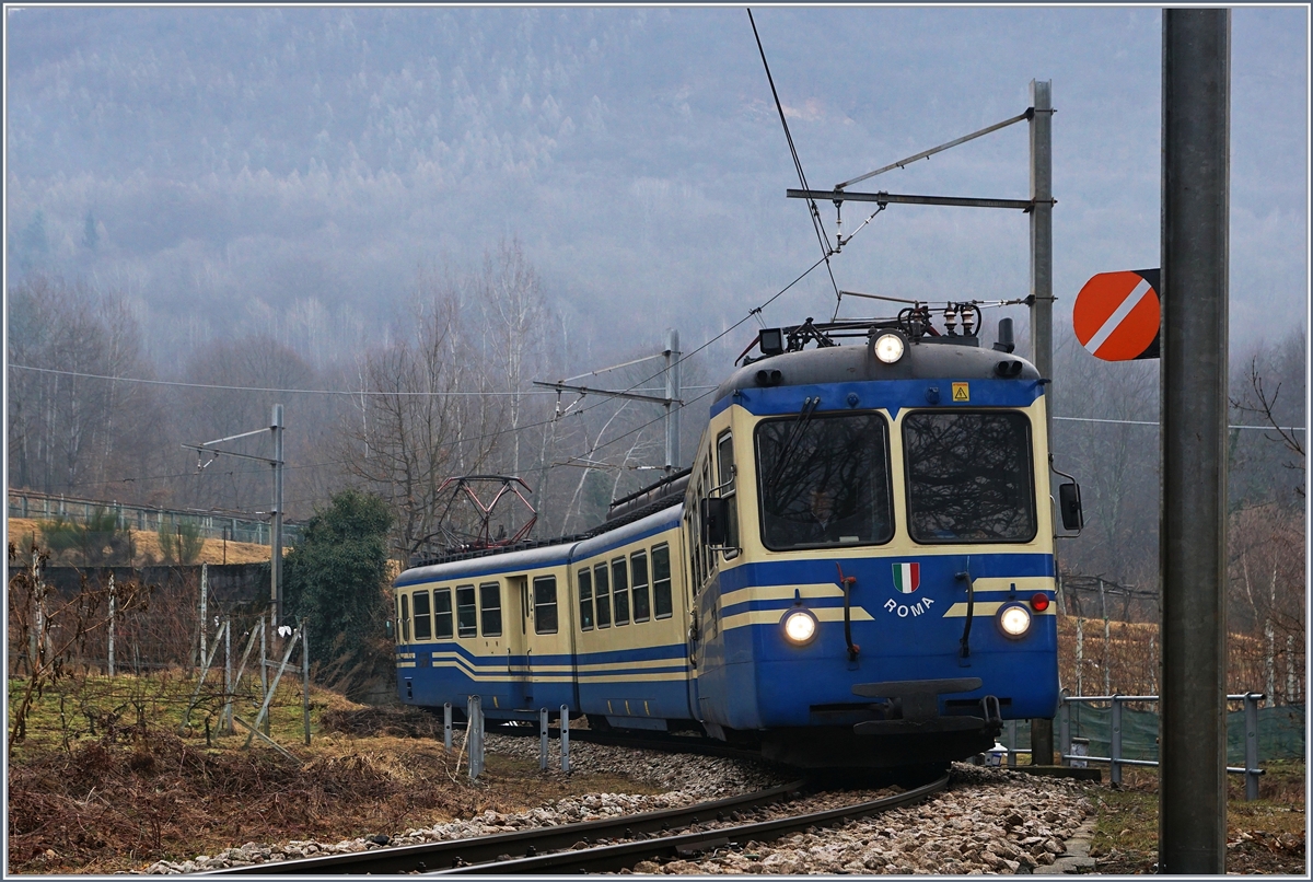 Der Ferrovia Vigezzina SSIF (Società subalpina di Imprese Ferroviarie) ABe 8/8 21 Roma ist als Schnellzug D 32 von Locarno nach Domodossola unterwegs und konnte hier kurz nach Trontano fotografiert werden.
31. Jan. 2017