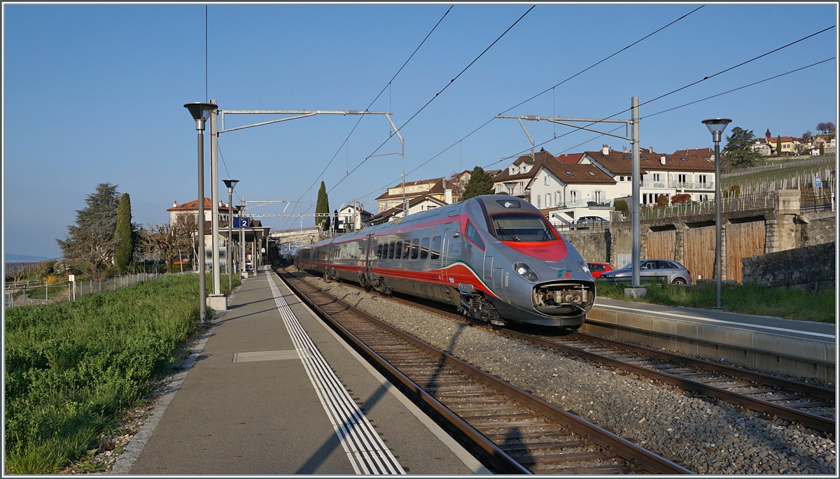 Der FS Trenitalia ETR 610 011 als EC 37 ist von Genève auf dem Weg nach Milano und fährt durch den Bahnhof von Rivaz, welcher nun den  Kundenbedürfnissen angepasst  wurde und im ETCS Betreibe gesteuert wird. Die Gleisverbindung im Bahnhof ist verschwunden, sie wurde als doppelte Geleisverbindung im Zuge der ETCS Umbauten westlich des Bahnhofs verlegt. Zudem, wurde wie das Bild deutlich zeigt, die Fahrleitungsanlage grundlegend erneuert.

3. April 2021