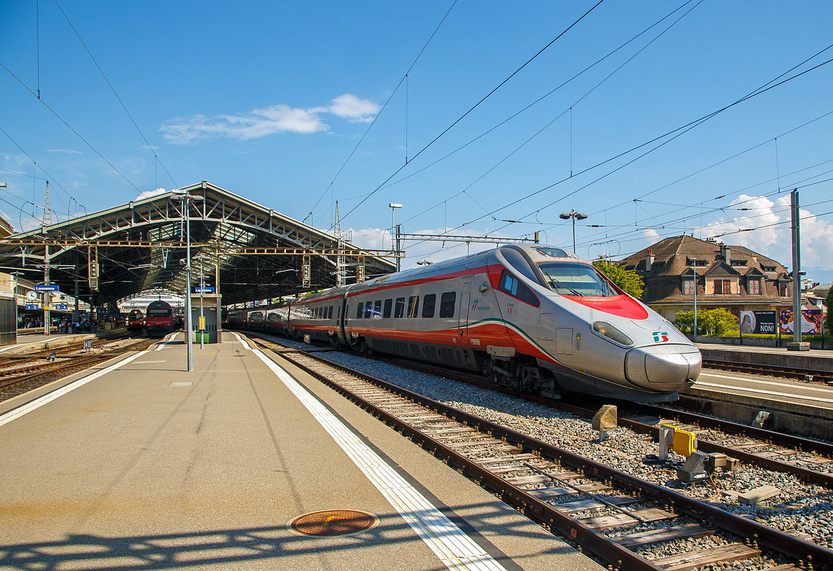 
Der FS Trenitalia  Frecciargento“ ETR 610 004 der 1. Serie (93 85 5 610 004-9 CH-TI) verlässt am 18.05.2018 den Bahnhof Lausanne. ETR 610 ist die italienische Abkürzung ElettroTreno Rapido 610. Trenitalia  ist eine 100-prozentige Tochtergesellschaft der Ferrovie dello Stato.

Hier habe ich bewusst  Einteilung unter  Schweiz  gewählt, da die oft verwendete Einteilung unter  Italien  eigentlich falsch ist. Die Trenitalia  Frecciargento“ ETR 610 sind zwar Eigentum der Trenitalia, aber alle sind in der Schweiz registriert (CH-TI).
