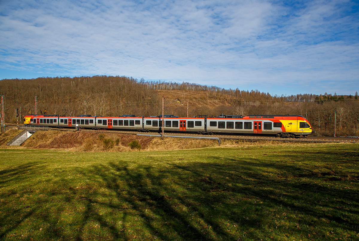 Der fünfteilige Stadler FLIRT 429 445 / 429 045 der HLB (Hessischen Landesbahn), am 02.03.2022, als RE 99 (Siegen – Gießen), von Rudersdorf (Kr. Siegen) weiter in Richtung Gießen.

Zwischen Siegen und Dillenburg halten teilweise die RE 99 an jedem Haltepunkt. Denn seit dem Fahrplanwechsel Dezember 2021 hat sich hier einiges geändert. Mit dem Einzug der IC 2, gibt es hier wieder Fernverkehr. Bis auf das Zugpaar nach/von Nordeich-Mole, werden die IC 2 zwischen Dillenburg und Iserlohn-Letmathe auch als RE 34 geführt und haben somit die Freigabe für alle Nahverkehr Tickets auf diesem Streckenabschnitt.