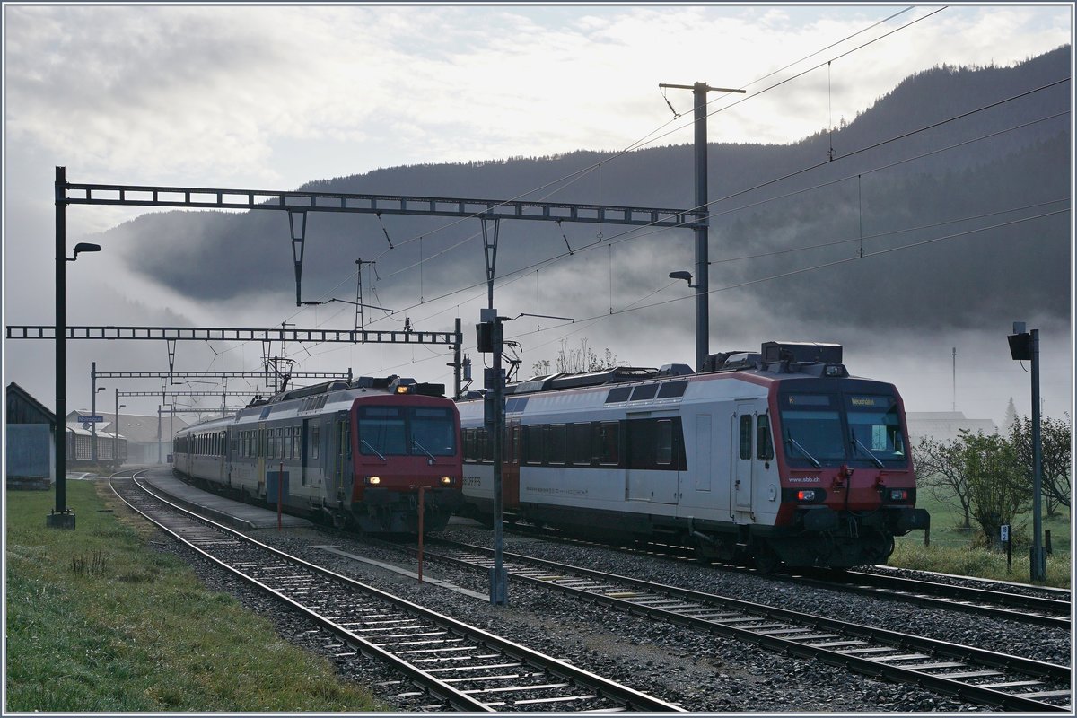 Der Gegenzug Buttes - Neuchâtel gibt die Strecke für die Weiterfahrt des RE Neuchâtel - Frasne frei. 

5. Nov. 2019