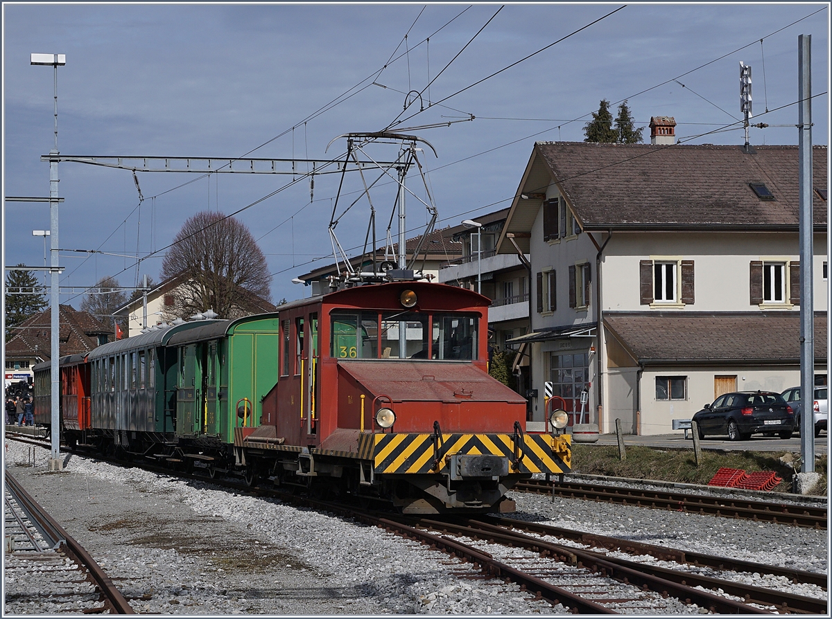 Der GMF (Historic) Te 4/4 N° 14, extra für diesen Anlass nach Palézieux gebracht, manövriert den Blonay-Chamby Zug. 

3. März 2019