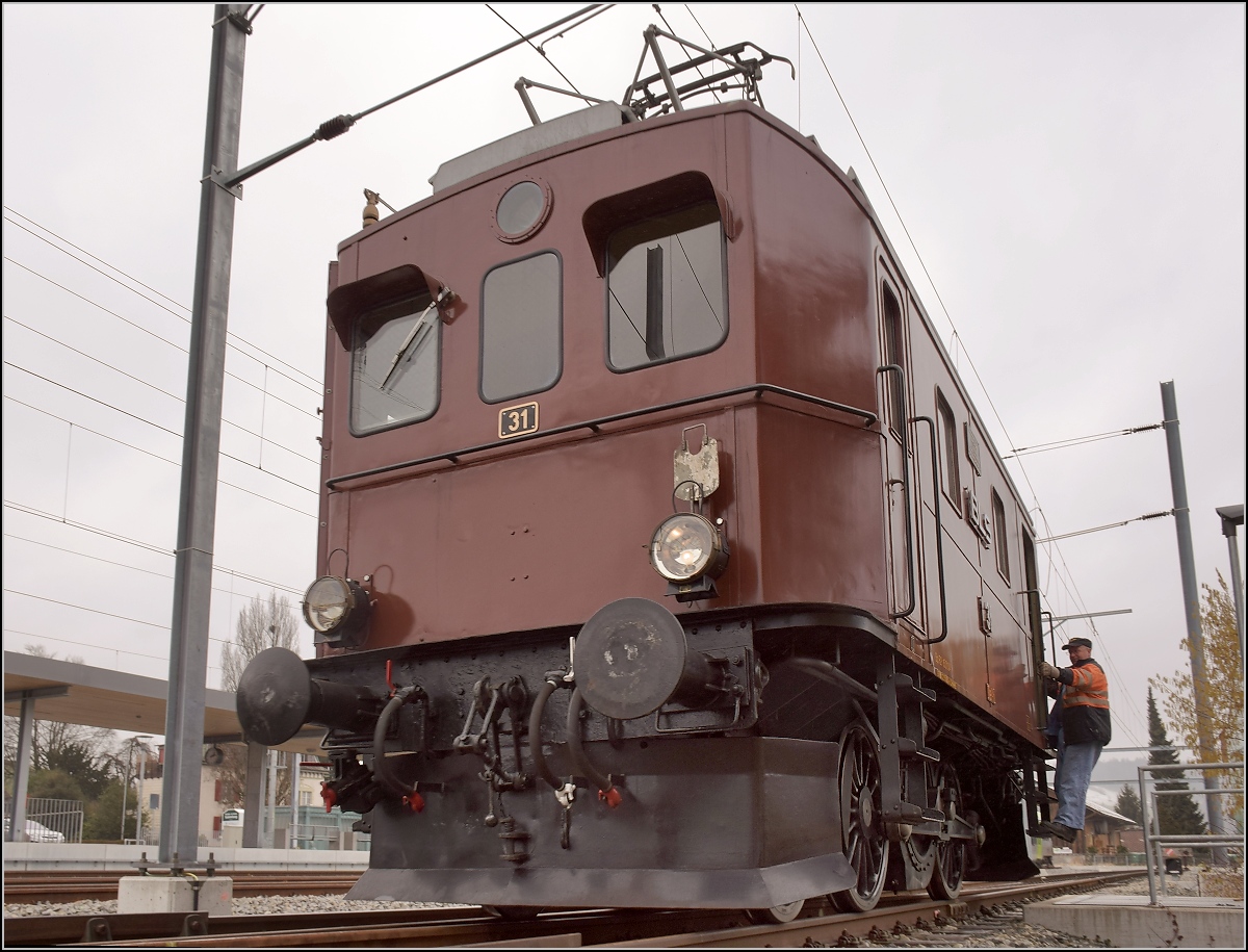 Der Halbesel Tm 2/3 muss während der Ergängung der Vorräte von Ed 3/4 Nr. 2 in Huttwil für die Heizung der Wagen sorgen und wird nun an den Zug rangiert. Februar 2018.