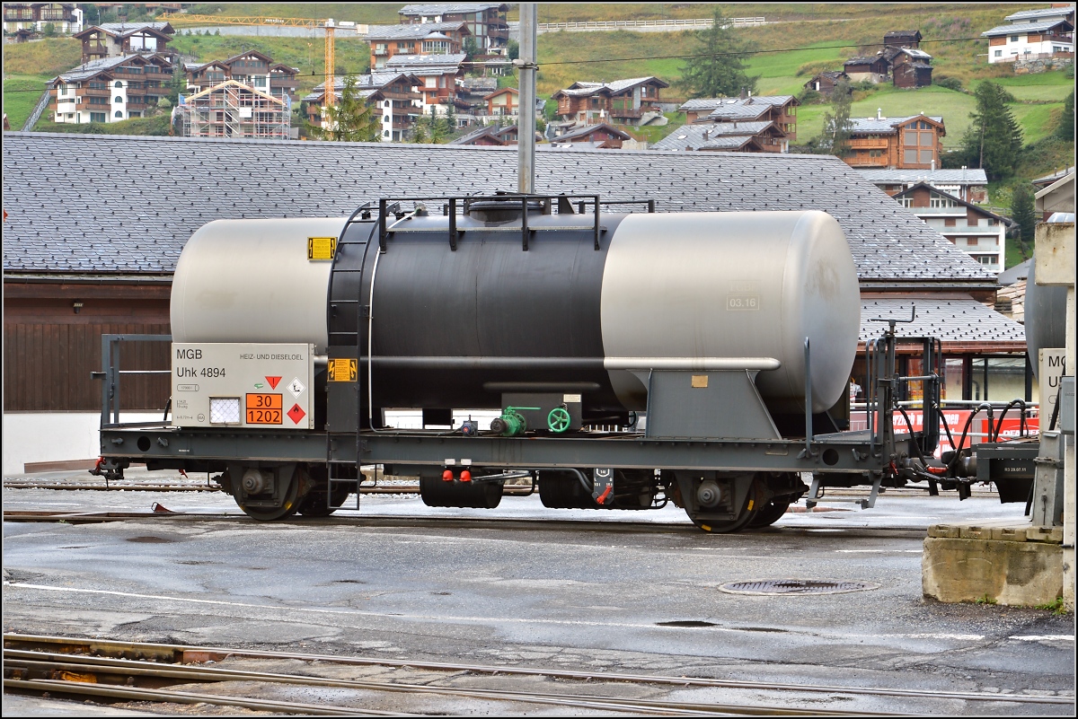 Der Kesselwagen Uhk 4894 der Matterhorn-Gotthard-Bahn macht im fahlen Licht eine besonders gute Figur. Zermatt, August 2014.