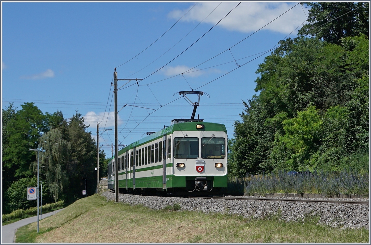 Der LEB Be 4/8 35  Romanel  und RBe 4/8 49 erreichen Jouxtens-M�zery. 

22. Juni 2020