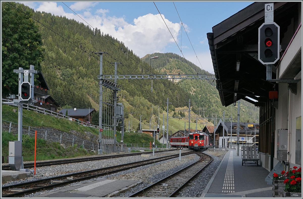 Der MGB De 4/4 I 23 erreicht mit einem Regionalzug von Disentis nach Andermatt die Station Sedrun.

16. Sept. 2020