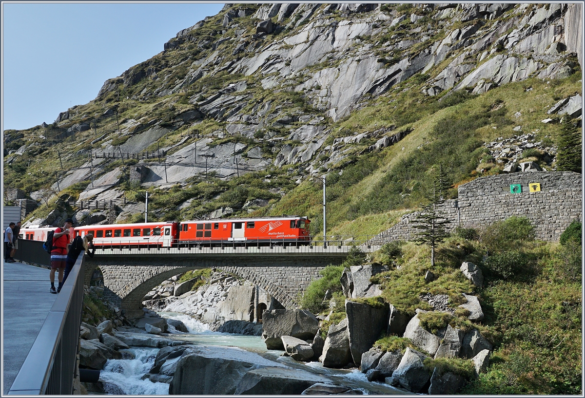 Der MGB Deh 4/4 52 hat mit seinem Regionalzug nach Göschenen vor wenigen Minuten Andermatt verlassen und erreicht nun die Schöllenschlucht, wobei die links zu sehenden Fotografen sich eher für die hinter meinem Rücken liegend  Teufelsbrücke  interessieren. 

13. Sept. 2020