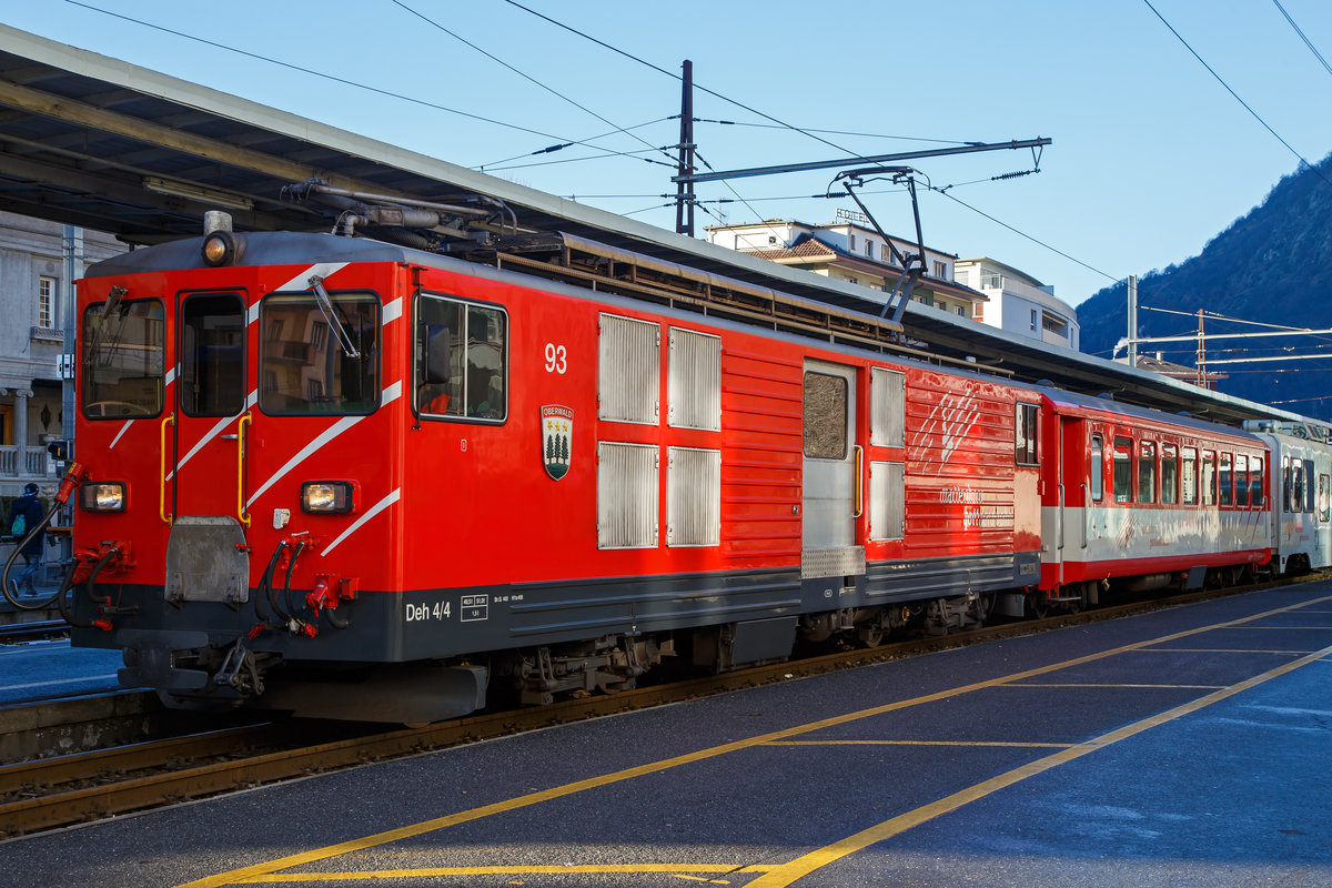 Der MGB Deh 4/4 II - 93 „Oberwald“ am 30.12.2015 mit einem Regionalzug in Brig. 

Der Gepäcktriebwagen wurde 1979 von SLM (mechanischer Teil, Lokomotivkasten) und BBC (elektrische Ausrüstung) gebaut.

Der Deh 4/4 II ist ein schmalspuriger Gepäcktriebwagen der Matterhorn-Gotthard-Bahn (MGB) für Adhäsions- und Zahnradbetrieb.

Weil die Furka-Oberalp-Bahn (FO) mit den Deh 4/4 I gute Erfahrungen gemacht hatte, beschaffte sie die Deh 4/4 II als Nachfolger. Im Zuge des Zusammenschlusses der FO mit der BVZ kamen sie zur neuen Gesellschaft Matterhorn-Gotthard-Bahn, wo sie nur noch als Deh 4/4 bezeichnet und, wenn nötig, anhand der Seriennummern 2.., 5.. und 9.. unterschieden werden.

Technische Daten:
Spurweite: 1.000 mm 
Achsformel: Bo’Bo’
Länge über Puffer: 15.500 mm
Leergewicht: 48,3 t 
Höchstgeschwindigkeit:   Adhäsion 60 km/h / Zahnstange  30 km/h
Stundenleistung: 1.032 kW
Stromsystem: 11 kV 16,7 Hz AC
Anzahl der Fahrmotoren: 4
