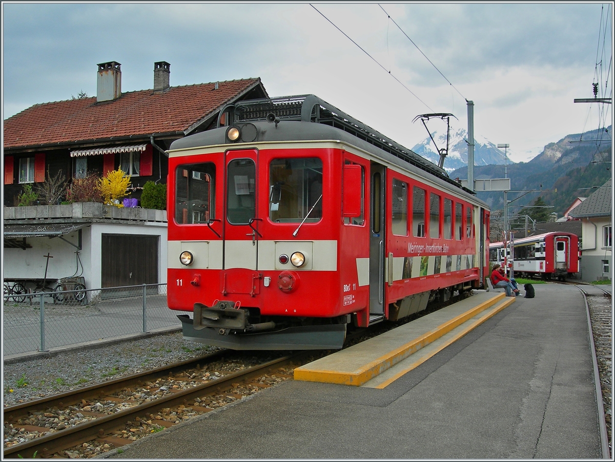 Der MIB BDe 4/4 11 wartet im MIB Bahnhof von Meiringen auf die Abfahrt nach Innertkirchen. 
Seit dem Fahrplanwechsel im Dezember 2010 wird der MIB Bahnhof nicht mehr genutzt, da die Züge gut dreihundert Meter weiter fahren und somit direkt im Brünigbahn Bahnhof Meiringen ankommen, bzw. abfahren.

23. April 2006