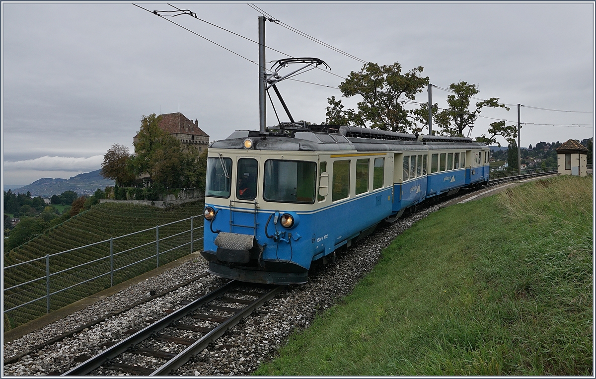 Der MOB ABDe 8/8 4002  VAUD  verlässt als Regionalzug 2331 den Halt Châtelard VD. 

4. Okt. 2019