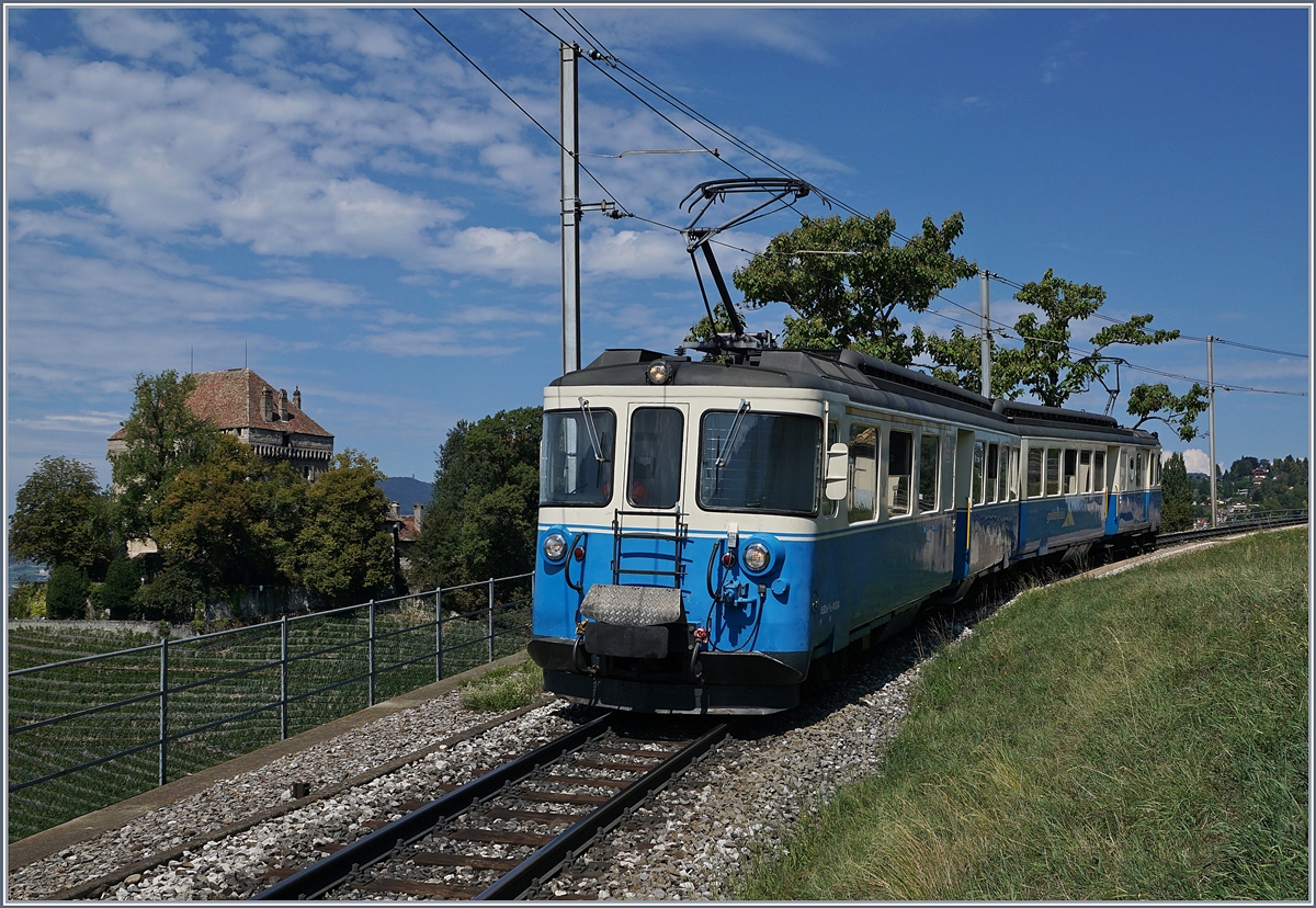 Der MOB ABDe 8/8 4004  Fribourg  nach Montreux nach der Abfahrt in Châtelard VD.
22. August 2018