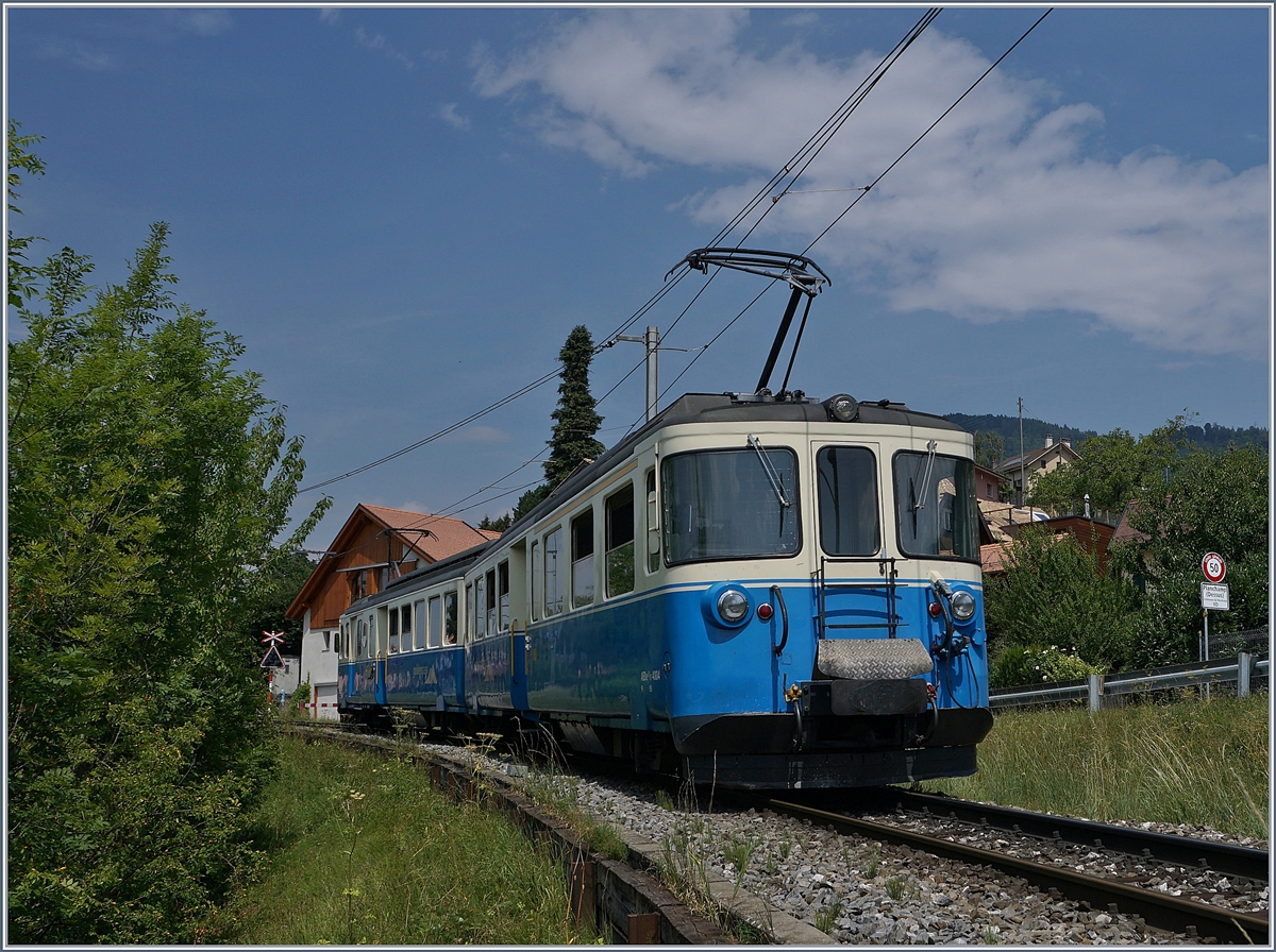 Der MOB ABDe 8/8  Fribourg  auf seiner Fahrt Richtung Chernex kurz vor Planchamp.
8. August 2018