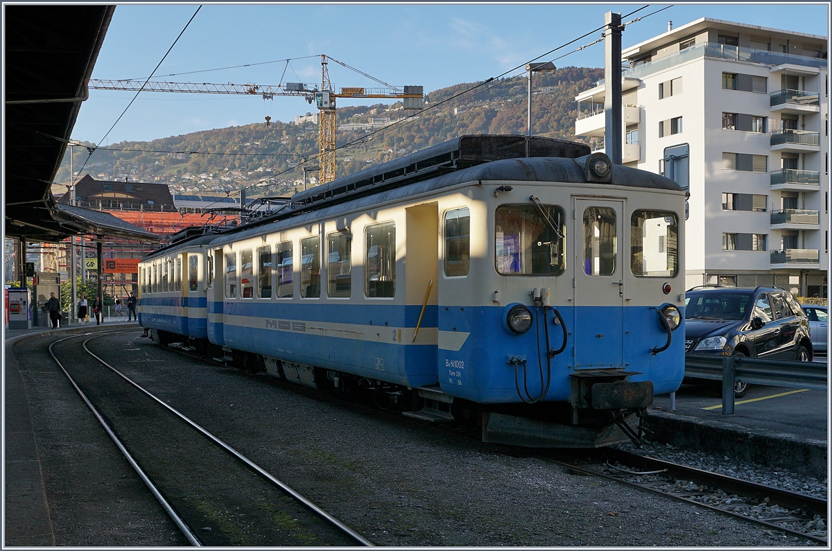 Der MOB Be 4/4 1002 und 1003 in Vevey. Leider konnte der kurz aufflammende Hoffnungsschimmer, die Be 4/4 in ihre Heimat aufarbeiten zu lassen nicht verwirklicht werden und beide Treibwagen wurden ende 2017 verschrottet. 
Der Be 4/4 1002 wurde 19 als ABe 4/4 N° bei der BA (Biasca - Acquarossa Bahn) in Betrieb genommen und ist seit 1973 bei der MOB.
Der Be 4/4 1003 wurde 1958 bei der FLP in Betrieb genommen und ist seit 1981 bei der MOB.
17. Okt. 2017