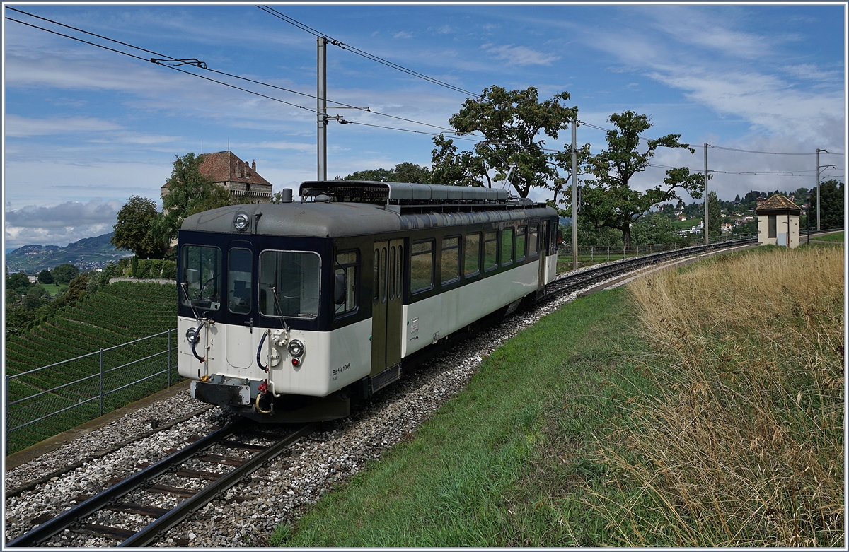 Der MOB Be 4/4 1006 als Leermaterialzug auf der Fahrt nach Chernex kurz vor Châtelard VD. 

12. Aug. 2019