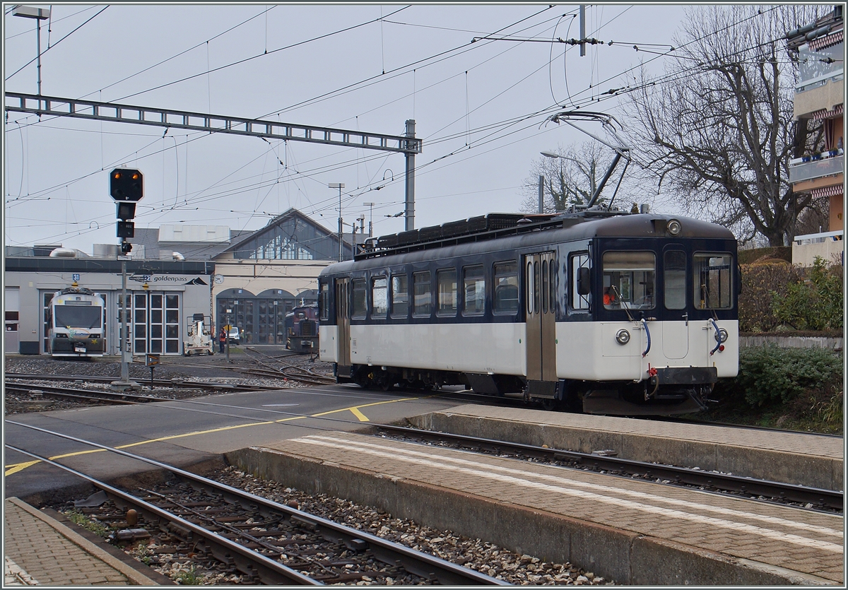 Der MOB Be 4/4 1007 (ex  Bipperlisi  SNB/OJB bzw. asm) in Chernex. 
8. Dez. 2015